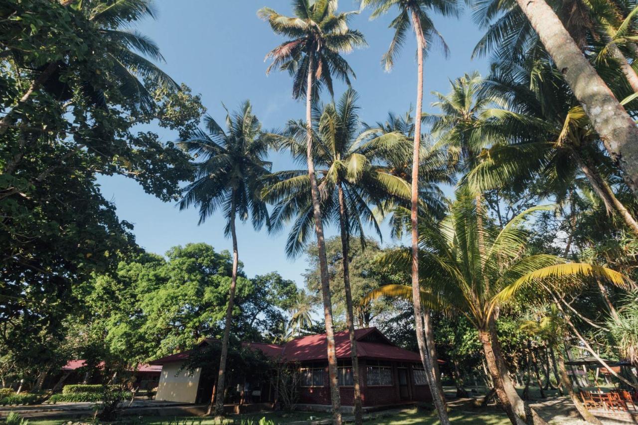 Oyo 1688 Collin Beach Hotel Ambon Exterior foto