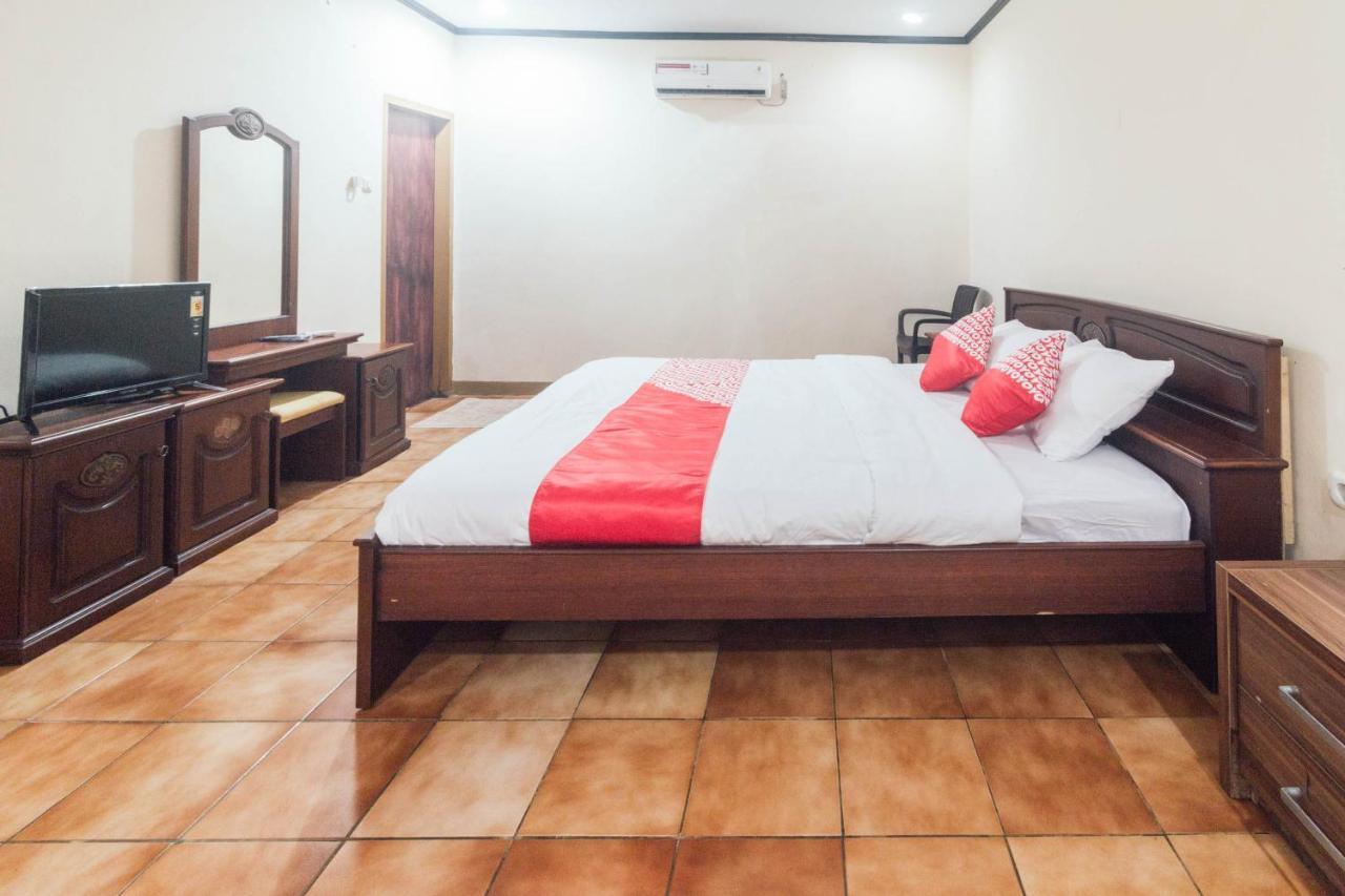 Oyo 1688 Collin Beach Hotel Ambon Exterior foto