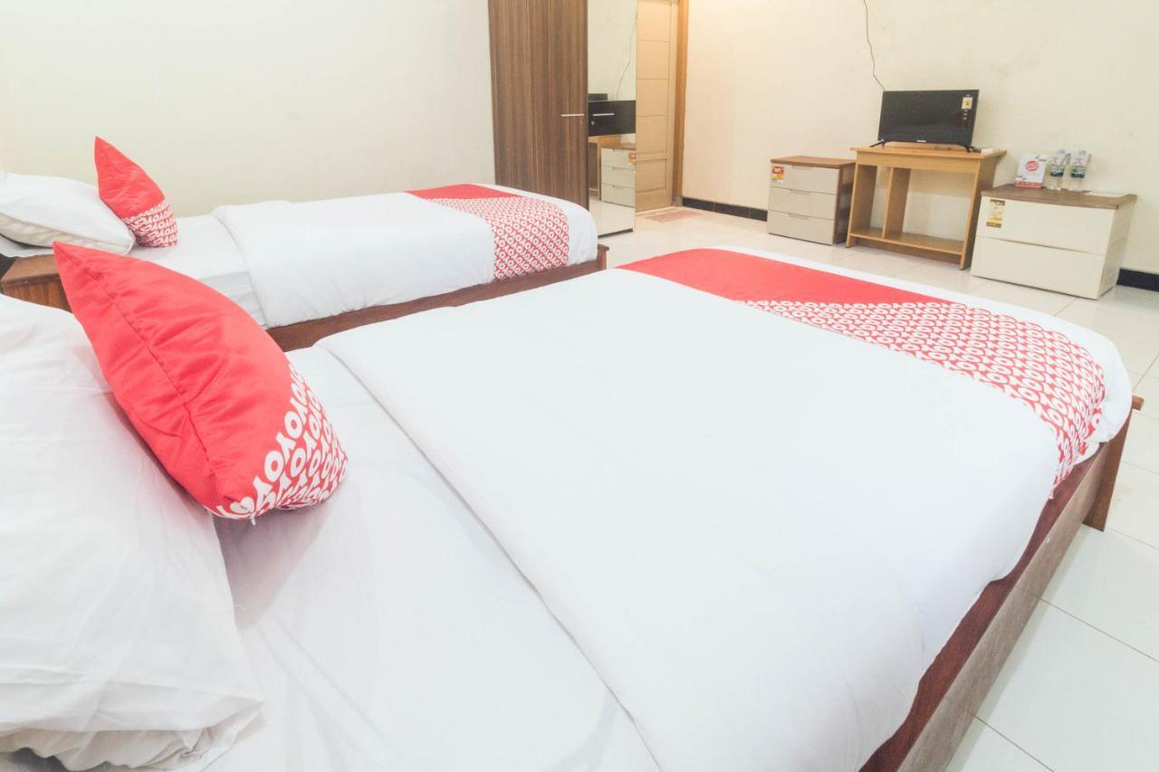 Oyo 1688 Collin Beach Hotel Ambon Exterior foto